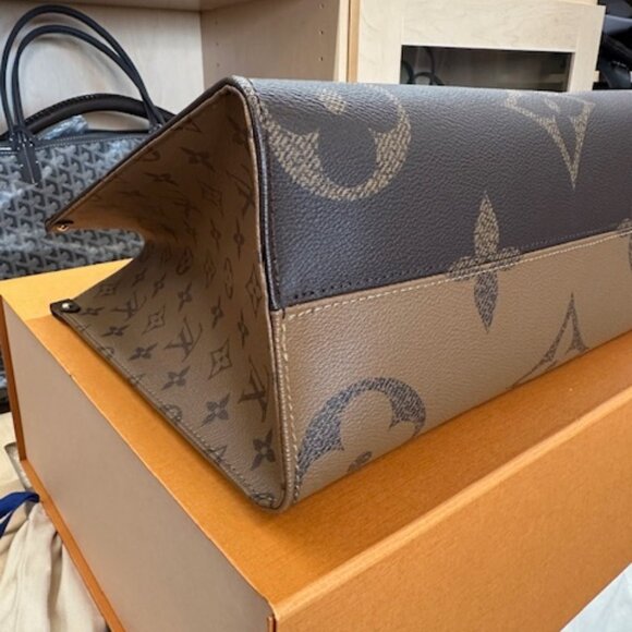 Louis Vuitton Monogram OnThe Go MM - Picture 7 of 13